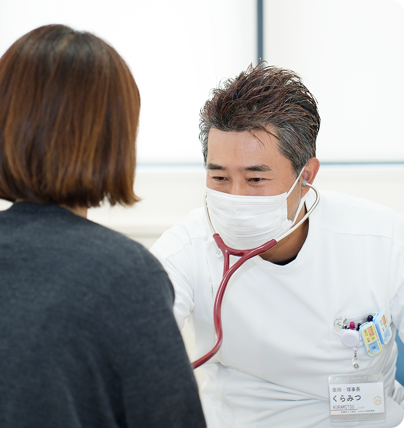 男性医師が患者に説明している様子